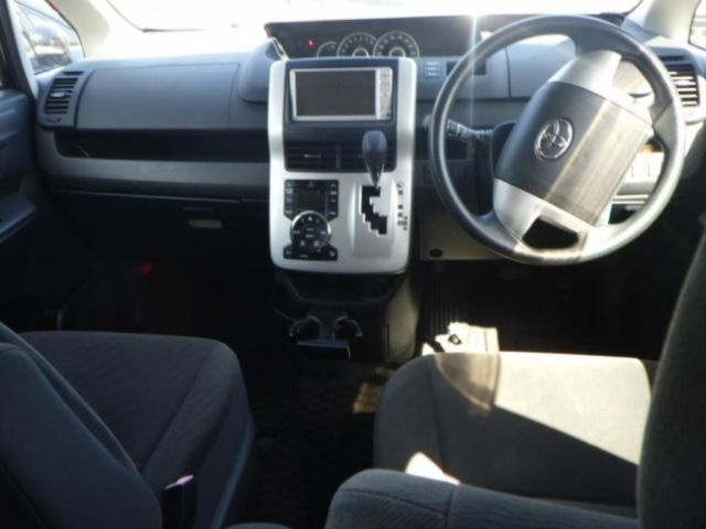 TOYOTA VOXY 2010