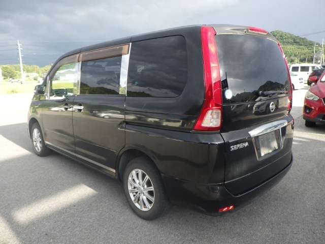 NISSAN SERENA 2010