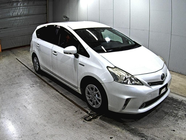 TOYOTA PRIUS ALPHA 2013