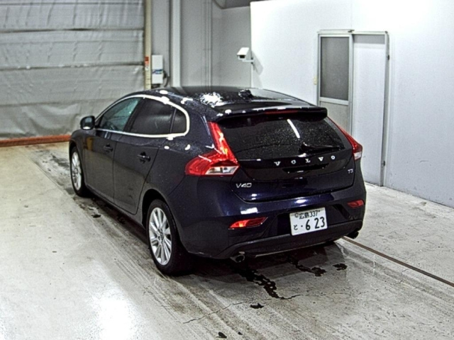 VOLVO V40 2016