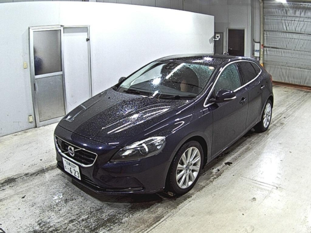 VOLVO V40 2016