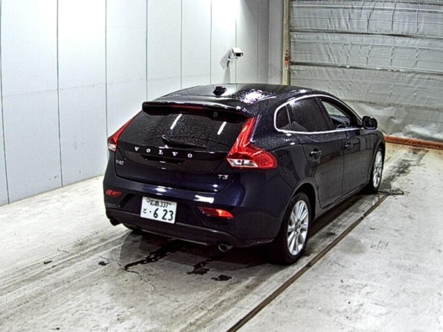 VOLVO V40 2016