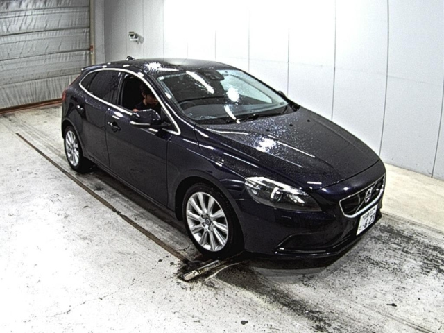 VOLVO V40 2016
