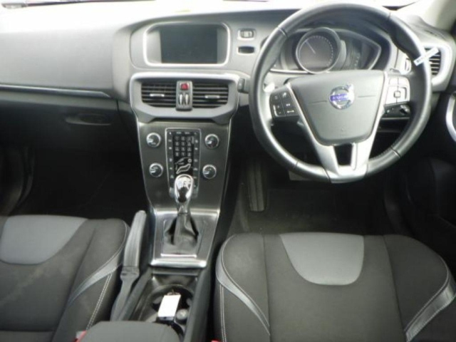 VOLVO V40 2016