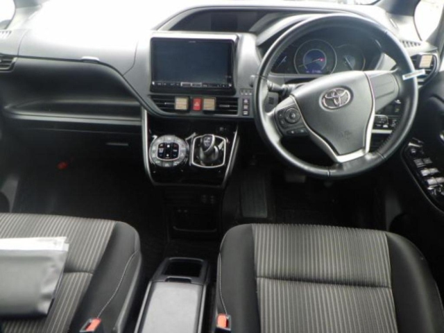 TOYOTA VOXY 2018