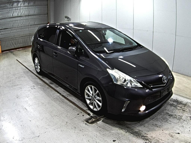 TOYOTA PRIUS ALPHA 2013