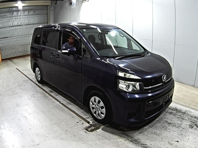 TOYOTA VOXY 2013