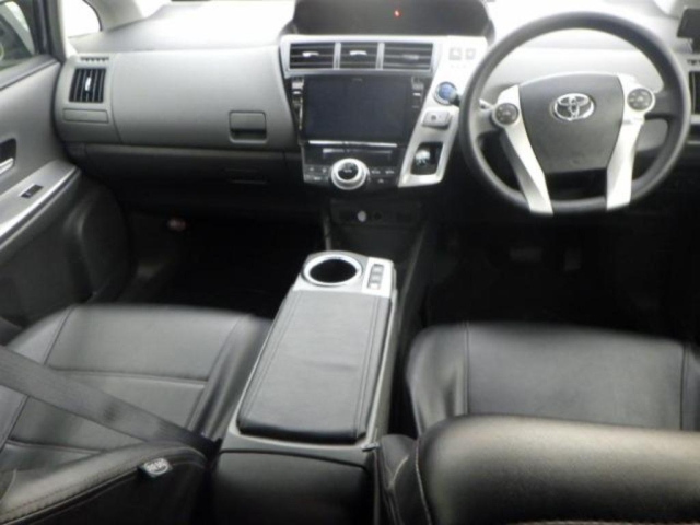 TOYOTA PRIUS ALPHA 2013