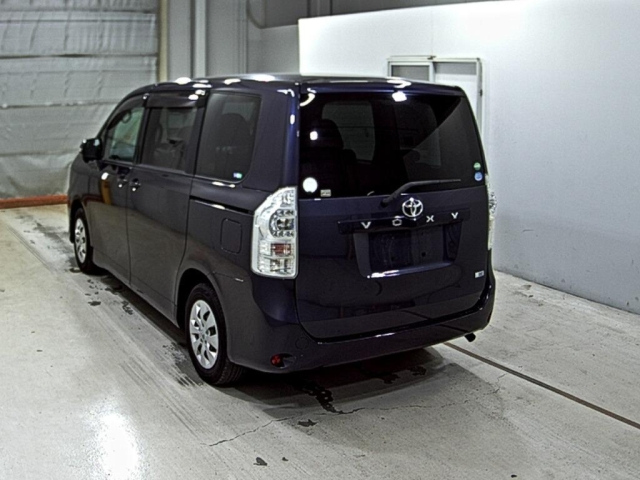 TOYOTA VOXY 2013