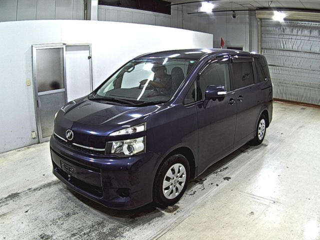 TOYOTA VOXY 2013