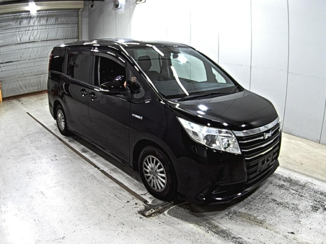 TOYOTA NOAH 2014