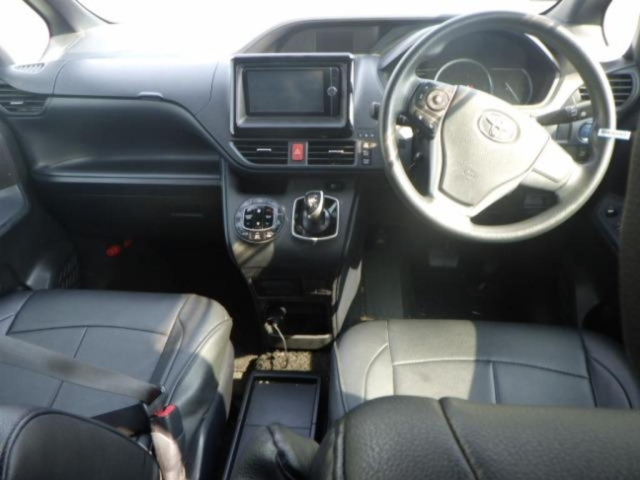 TOYOTA NOAH 2014
