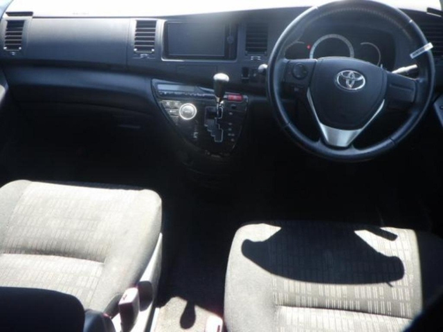 TOYOTA ISIS 2013