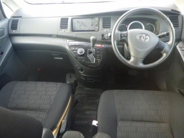 TOYOTA ISIS 2011