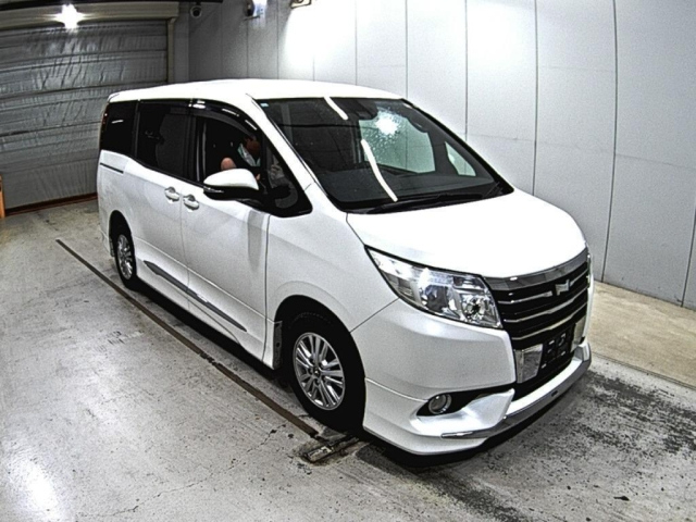 TOYOTA NOAH 2017