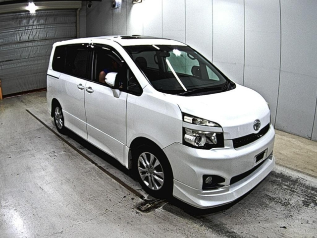 TOYOTA VOXY 2011