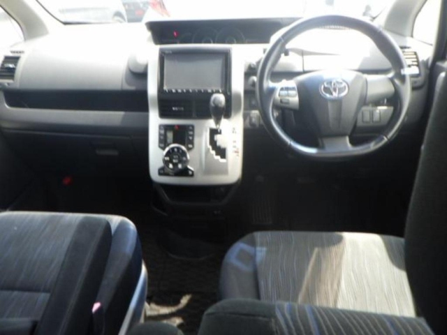 TOYOTA VOXY 2011