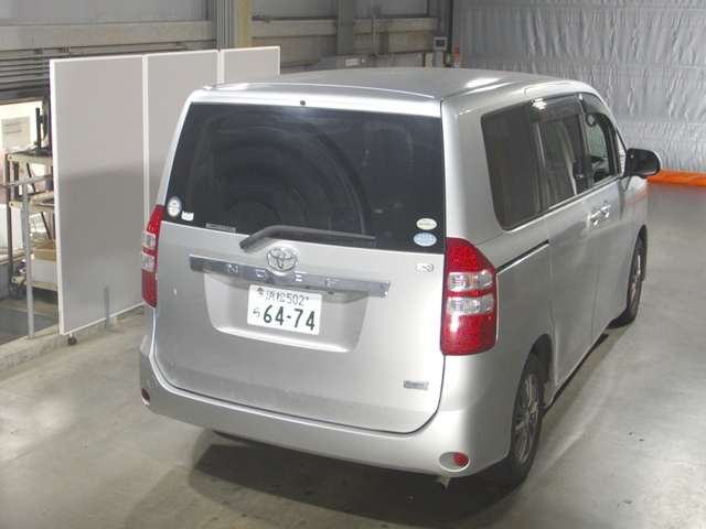 TOYOTA NOAH 2011