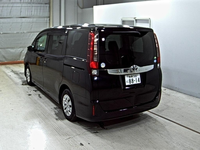 TOYOTA NOAH 2014