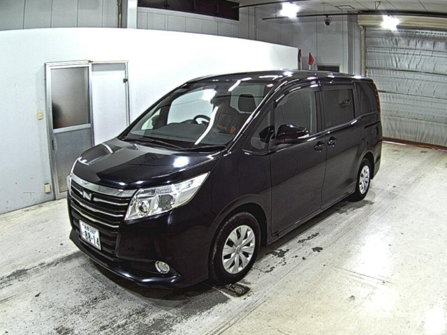 TOYOTA NOAH 2014