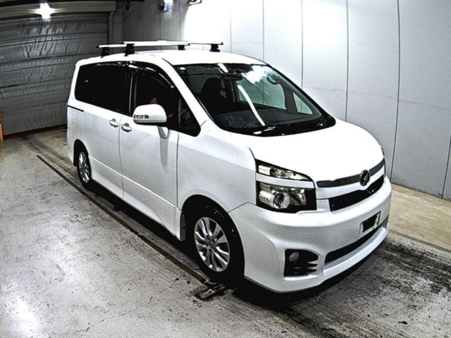 TOYOTA VOXY 2010