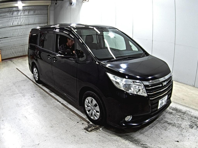 TOYOTA NOAH 2014