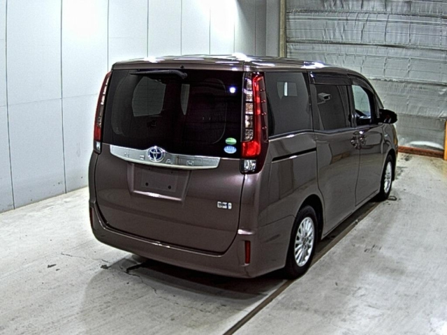 TOYOTA NOAH 2015