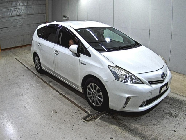 TOYOTA PRIUS ALPHA 2014