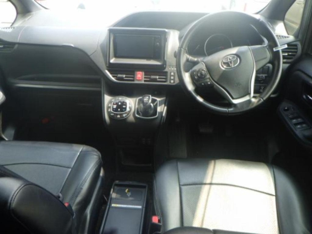 TOYOTA NOAH 2015