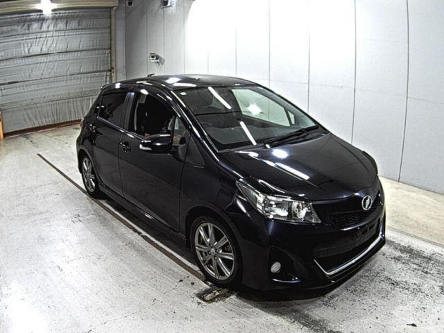 TOYOTA VITZ 2013
