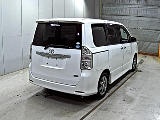 TOYOTA VOXY 2010