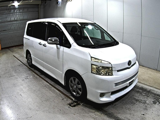 TOYOTA VOXY 2010