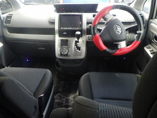 TOYOTA VOXY 2010