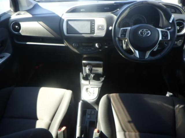 TOYOTA VITZ 2015