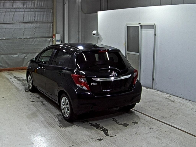 TOYOTA VITZ 2015