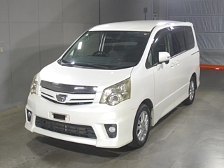 TOYOTA NOAH 2010
