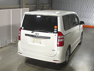 TOYOTA NOAH 2010