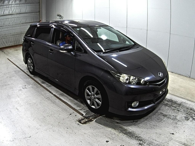 TOYOTA WISH 2013