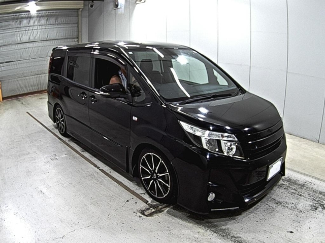 TOYOTA NOAH 2016