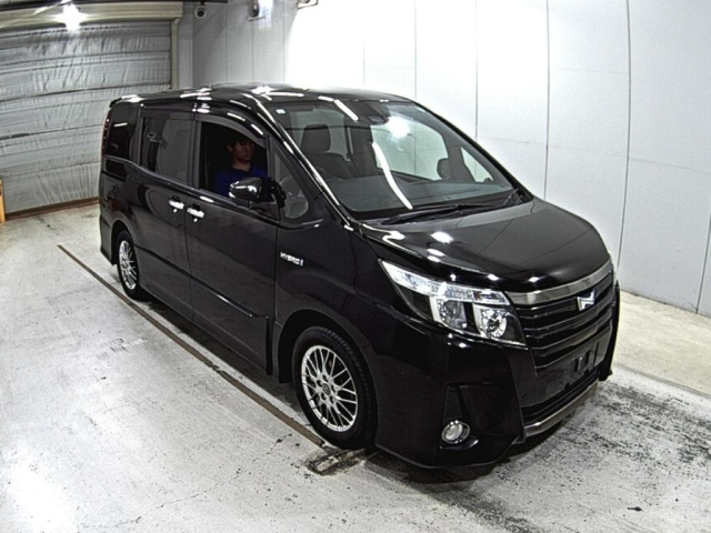 TOYOTA NOAH 2017