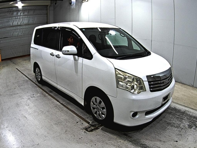 TOYOTA NOAH 2012