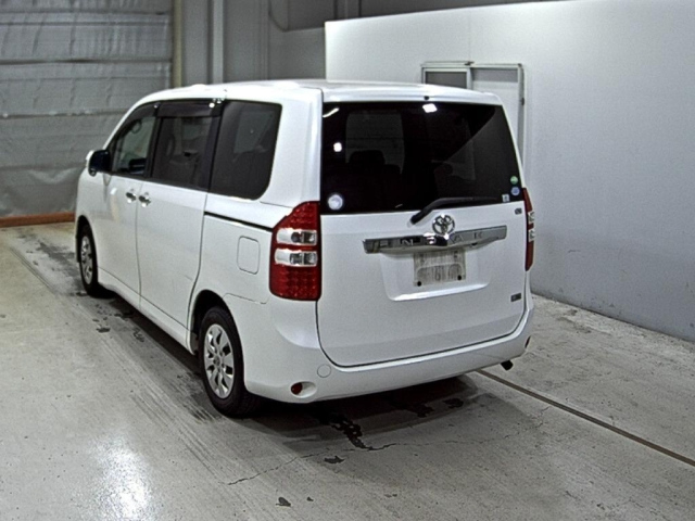 TOYOTA NOAH 2012