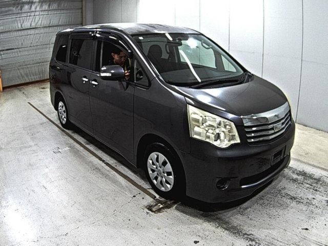 TOYOTA NOAH 2012