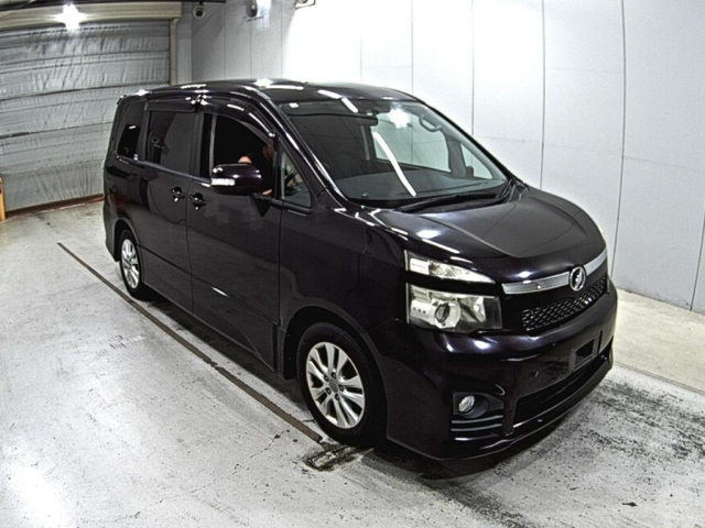 TOYOTA VOXY 2010
