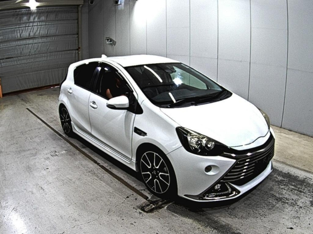 TOYOTA AQUA 2016