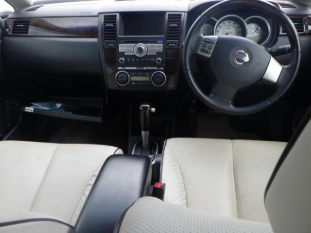 NISSAN TIIDA 2011