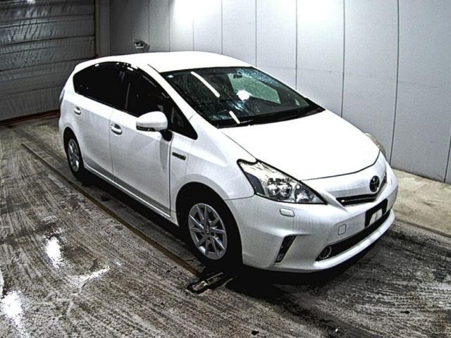 TOYOTA PRIUS ALPHA 2014