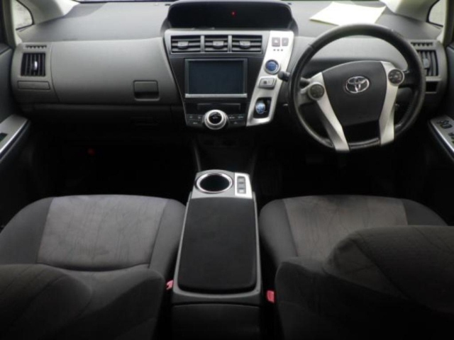TOYOTA PRIUS ALPHA 2014