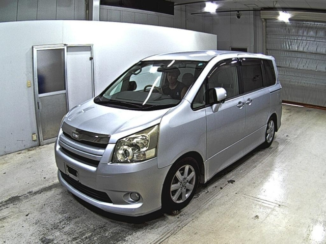 TOYOTA NOAH 2009
