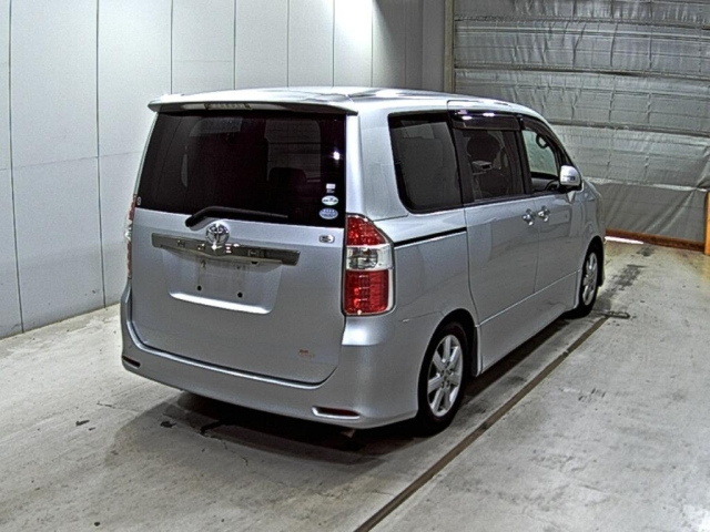 TOYOTA NOAH 2009